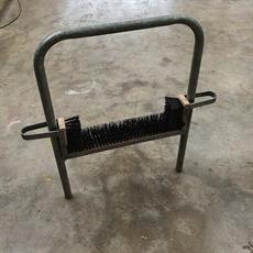 Small boot wiper with brushes